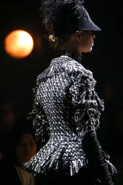 Look 16